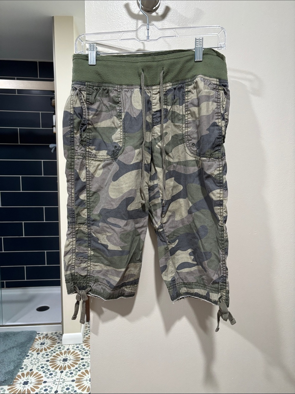 Camouflage Women's Cargo Shorts - Olive Camo
